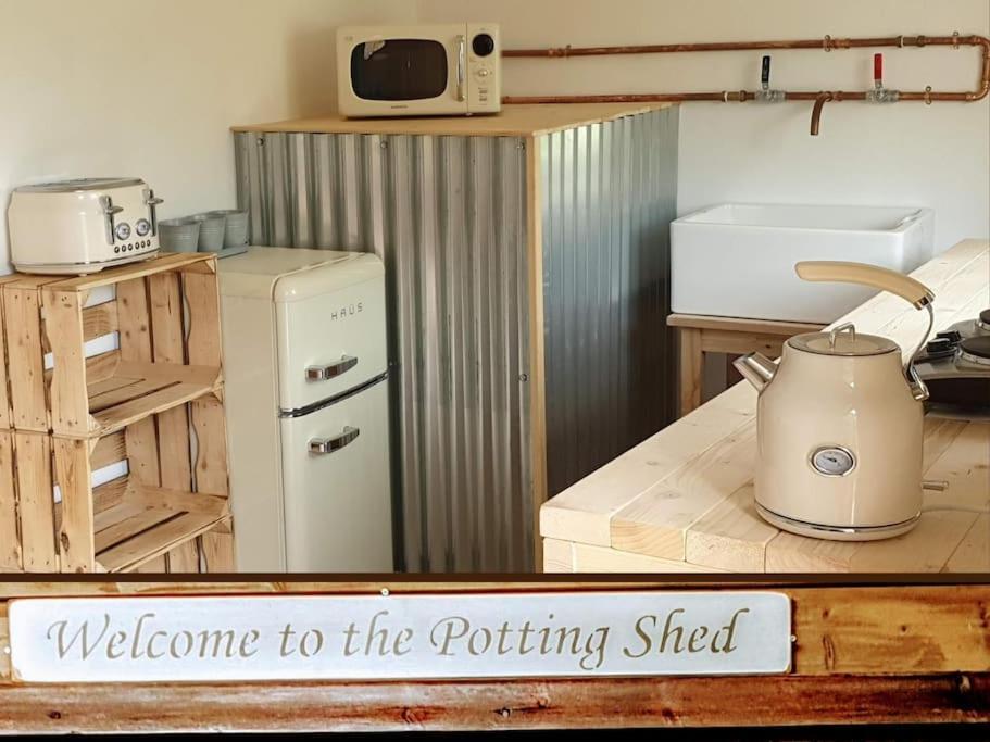 The Potting Shed Near Tenby, 100" Projector, Four Poster Bed, On-Site Hot Tub Access Via Spa Pack, Breakfast Exterior foto