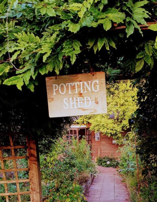 The Potting Shed Near Tenby, 100" Projector, Four Poster Bed, On-Site Hot Tub Access Via Spa Pack, Breakfast Exterior foto