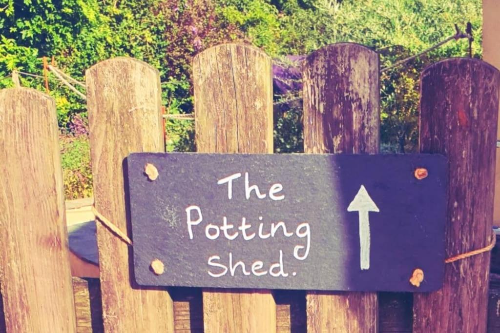 The Potting Shed Near Tenby, 100" Projector, Four Poster Bed, On-Site Hot Tub Access Via Spa Pack, Breakfast Exterior foto