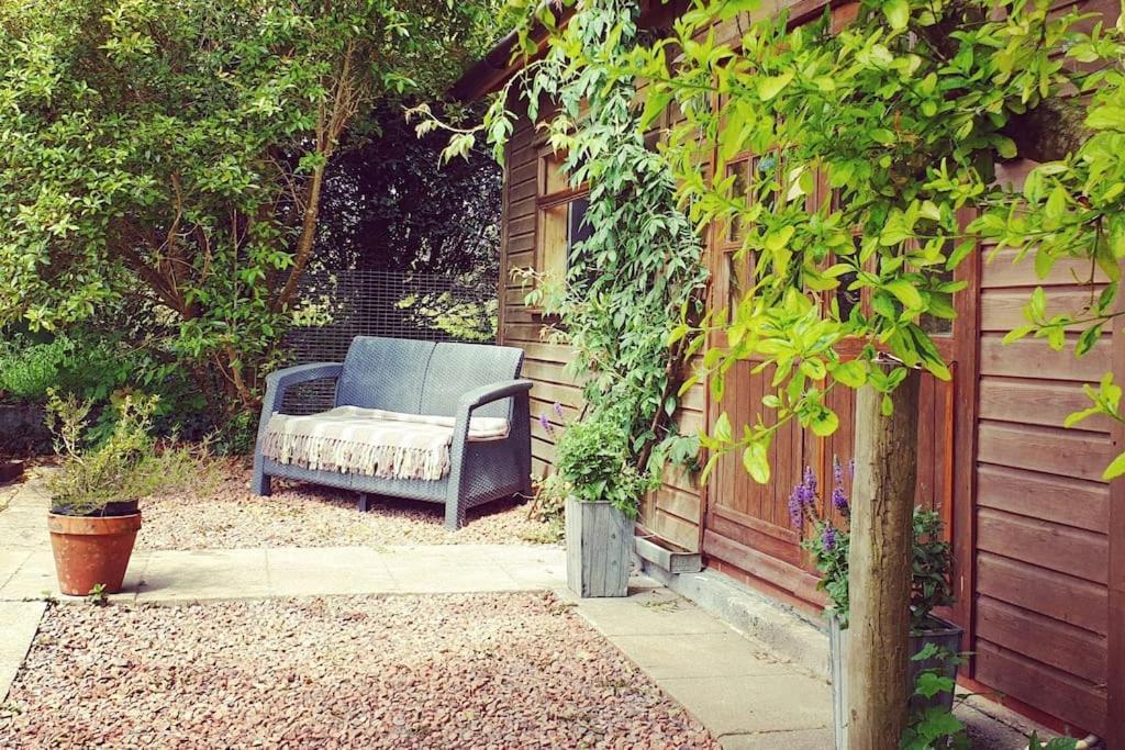 The Potting Shed Near Tenby, 100" Projector, Four Poster Bed, On-Site Hot Tub Access Via Spa Pack, Breakfast Exterior foto