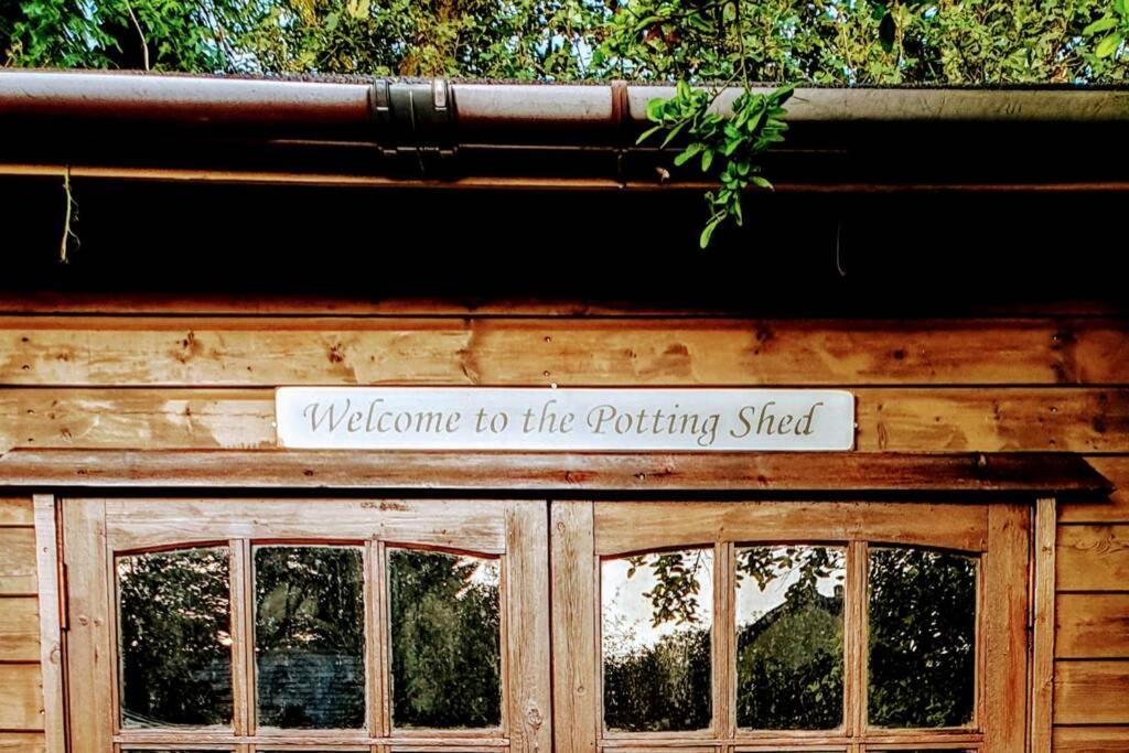 The Potting Shed Near Tenby, 100" Projector, Four Poster Bed, On-Site Hot Tub Access Via Spa Pack, Breakfast Exterior foto
